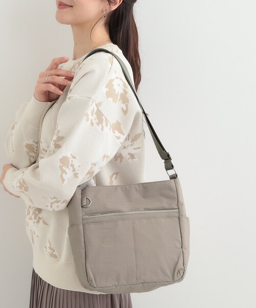 SHOO・LA・RUE(シューラルー)の「【撥水/軽量】驚きの収納力 10ポケットショルダーバッグ(ショルダーバッグ・レディース・ブラック/ブラウン系/ライトパープル/グレー/ナチュラル・00)」の10枚目の写真