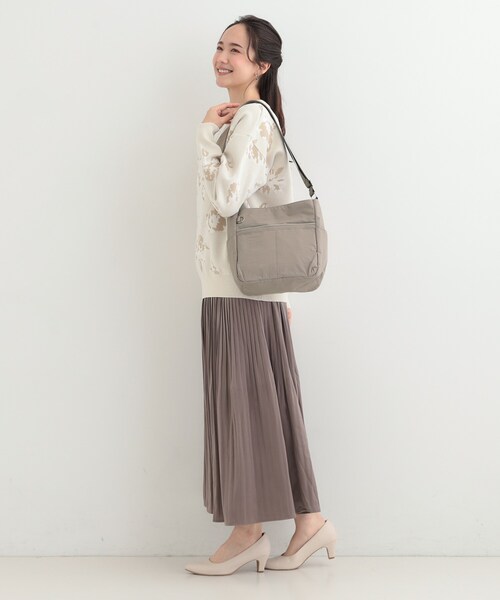 SHOO・LA・RUE(シューラルー)の「【撥水/軽量】驚きの収納力 10ポケットショルダーバッグ(ショルダーバッグ・レディース・ブラック/ブラウン系/ライトパープル/グレー/ナチュラル・00)」の11枚目の写真