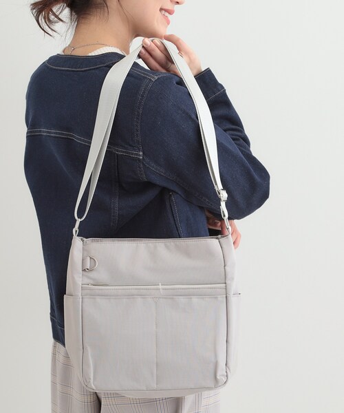 SHOO・LA・RUE(シューラルー)の「【撥水/軽量】驚きの収納力 10ポケットショルダーバッグ(ショルダーバッグ・レディース・ブラック/ブラウン系/ライトパープル/グレー/ナチュラル・00)」の14枚目の写真