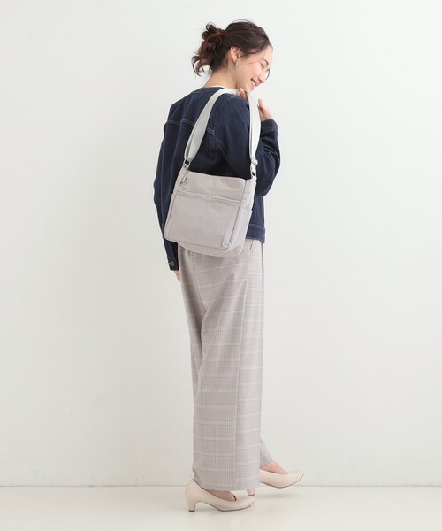 SHOO・LA・RUE(シューラルー)の「【撥水/軽量】驚きの収納力 10ポケットショルダーバッグ(ショルダーバッグ・レディース・ブラック/ブラウン系/ライトパープル/グレー/ナチュラル・00)」の15枚目の写真