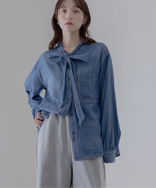 Eimee Law（エイミーロウ）の「ライトデニム ボウタイシャツ（シャツ/ブラウス・レディース・ブルー/ライトブルー・FREE）」の2枚目の写真