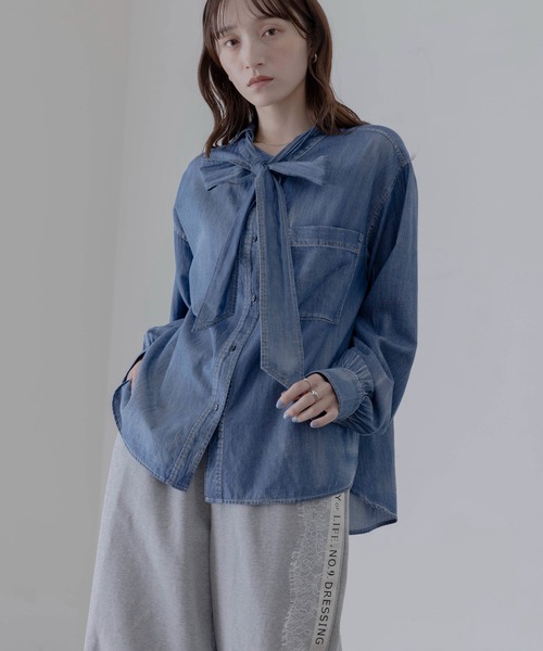 Eimee Law（エイミーロウ）の「ライトデニム ボウタイシャツ（シャツ/ブラウス・レディース・ブルー/ライトブルー・FREE）」の13枚目の写真