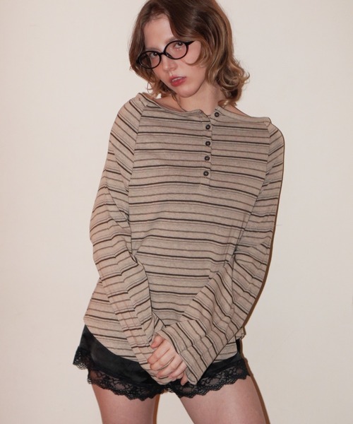 IMARI(イマリ)の「【 IMARI / イマリ 】 ヘンリーネック ボーダー オーバー ロンT(Tシャツ/カットソー・レディース・グレー/ベージュ・FREE)」の2枚目の写真