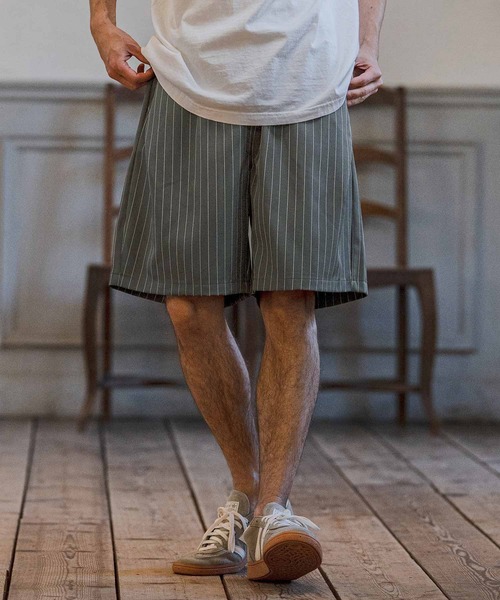 CAMBIO(カンビオ)の「mp14669-Classic Pinstripe Short Pants ショートパンツ(S60426cmb)(その他パンツ・メンズ・ダークカーキ/ライトグレー/ブラック/グレイッシュベージュ・S/M/L)」の1枚目の写真