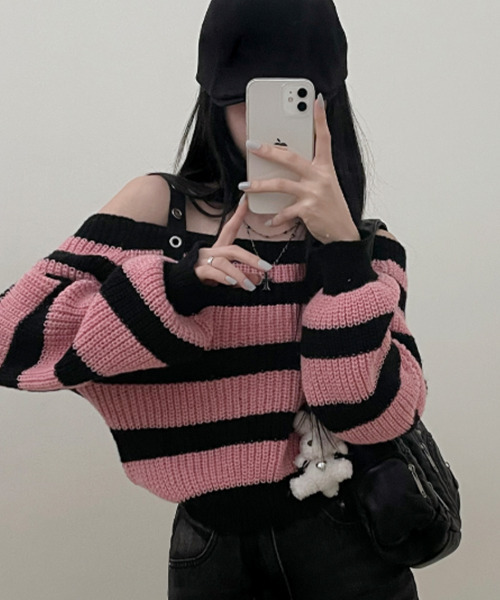 VIVID LADY(ビビッドレディー)の「配色ボーダー オフショルダーニット プルオーバー(ニット/セーター・レディース・チャコールグレー/ピンク/アイボリー・FREE)」の5枚目の写真