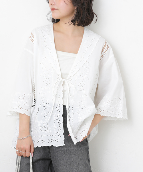 JOURNAL STANDARD relume(ジャーナルスタンダード レリューム)の「スクエアエンブロイダリーフラットカラーブラウス(シャツ/ブラウス・レディース・ブラック/ホワイト・FREE)」の1枚目の写真