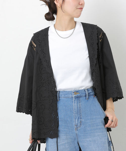 JOURNAL STANDARD relume(ジャーナルスタンダード レリューム)の「スクエアエンブロイダリーフラットカラーブラウス(シャツ/ブラウス・レディース・ブラック/ホワイト・FREE)」の2枚目の写真
