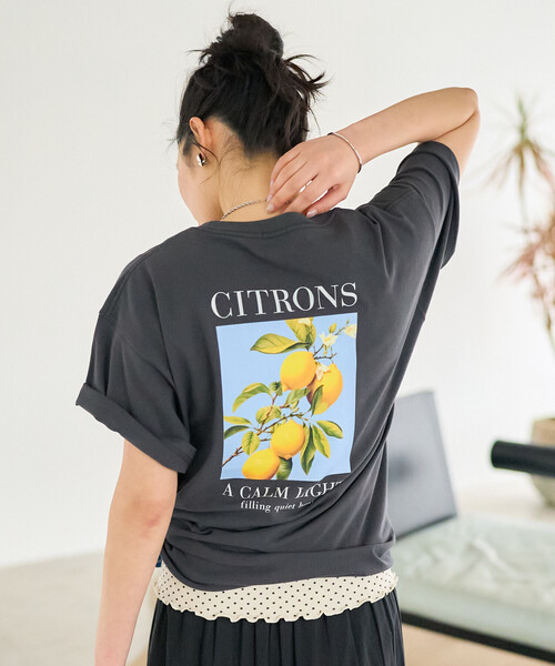 FREAK'S STORE(フリークスストア)の「FRUIT OF THE LOOM × FREAK'S STORE/フルーツオブザルーム 別注 シトロンプリント ビッグTシルエットTシャツ(Tシャツ/カットソー・レディース・ナチュラル/ライトグレー/ブラック・フリ-)」の1枚目の写真