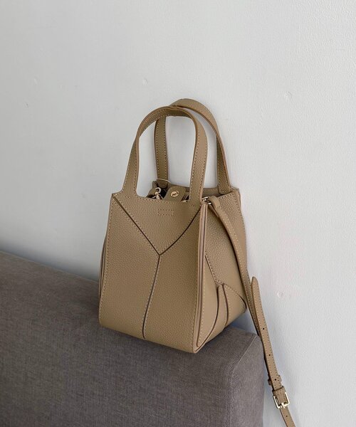 CAPRICIEUX LE'MAGE（カプリシューレマージュ）の「【S/Lサイズ展開あり】ブロッキングバッグ S（ショルダーバッグ・レディース・ブラック/ベージュ・FREE）」の2枚目の写真