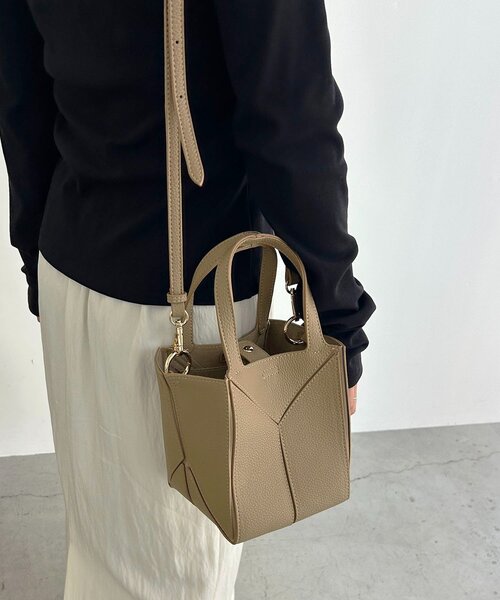 CAPRICIEUX LE'MAGE（カプリシューレマージュ）の「【S/Lサイズ展開あり】ブロッキングバッグ S（ショルダーバッグ・レディース・ブラック/ベージュ・FREE）」の4枚目の写真