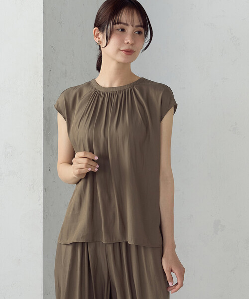 COMME CA ISM(コムサイズム)の「ゆるっとろみ ブラウス/セットアップ対応(シャツ/ブラウス・レディース・カーキ/ネイビー/ベージュ・MEDIUM/LARGE)」の3枚目の写真