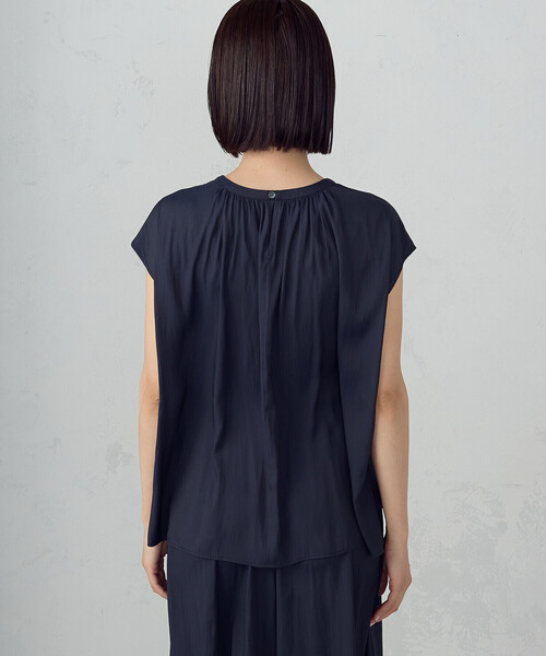 COMME CA ISM(コムサイズム)の「ゆるっとろみ ブラウス/セットアップ対応(シャツ/ブラウス・レディース・カーキ/ネイビー/ベージュ・MEDIUM/LARGE)」の4枚目の写真