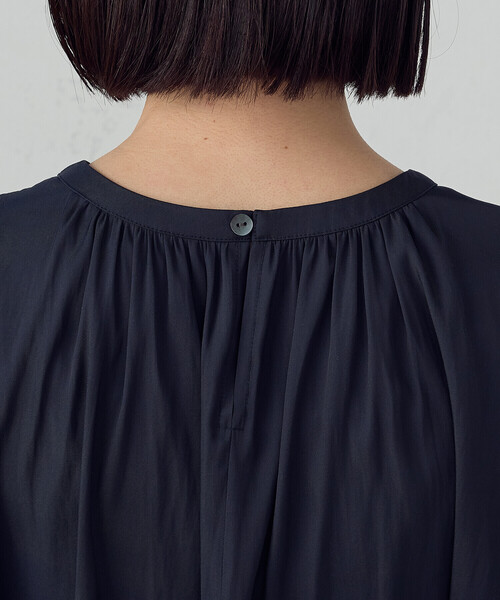COMME CA ISM(コムサイズム)の「ゆるっとろみ ブラウス/セットアップ対応(シャツ/ブラウス・レディース・カーキ/ネイビー/ベージュ・MEDIUM/LARGE)」の6枚目の写真