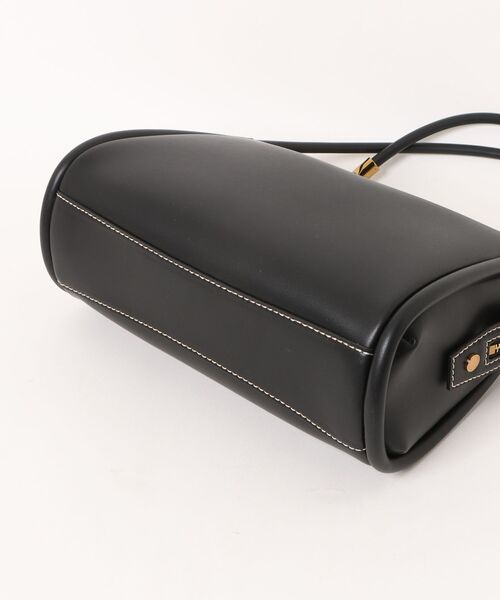 CHARLES & KEITH（チャールズ & キース）の「Lyla ライラ チューブラースラウチー ショルダーバッグ（ショルダーバッグ・レディース・チョコ/ブラック/ライトベージュ・M）」の18枚目の写真