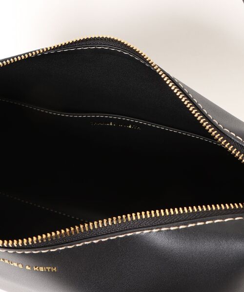 CHARLES & KEITH（チャールズ & キース）の「Lyla ライラ チューブラースラウチー ショルダーバッグ（ショルダーバッグ・レディース・チョコ/ブラック/ライトベージュ・M）」の19枚目の写真