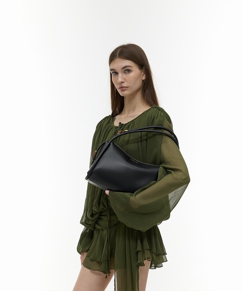 CHARLES & KEITH（チャールズ & キース）の「Lyla ライラ チューブラースラウチー ショルダーバッグ（ショルダーバッグ・レディース・チョコ/ブラック/ライトベージュ・M）」の11枚目の写真