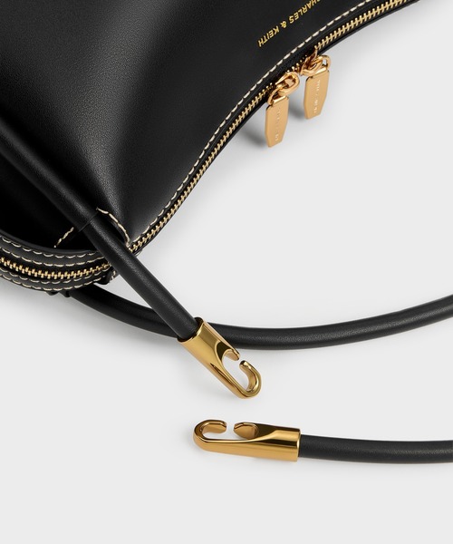 CHARLES & KEITH（チャールズ & キース）の「Lyla ライラ チューブラースラウチー ショルダーバッグ（ショルダーバッグ・レディース・チョコ/ブラック/ライトベージュ・M）」の15枚目の写真