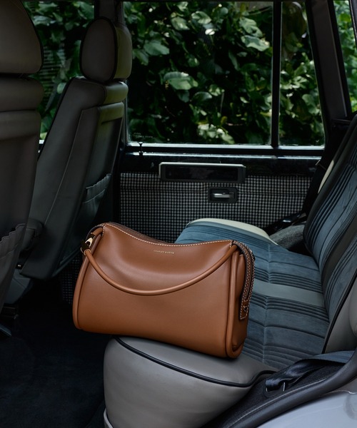 CHARLES & KEITH（チャールズ & キース）の「Lyla ライラ チューブラースラウチー ショルダーバッグ（ショルダーバッグ・レディース・チョコ/ブラック/ライトベージュ・M）」の5枚目の写真