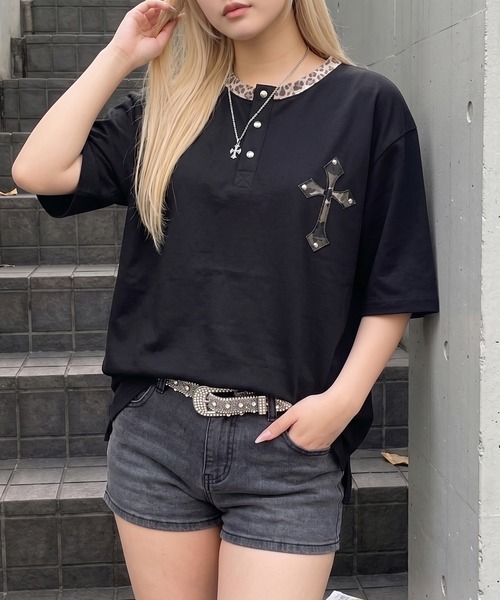 NYLAUS(ナイラス)の「【NYS】カモフラ柄 クロスワッペン スタッズ ヘンリーネック半袖Tシャツ ショート丈(Tシャツ/カットソー・メンズ・アイボリー/ブラック・M/L/S)」の2枚目の写真