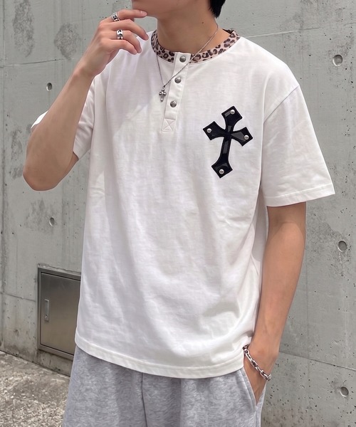 NYLAUS(ナイラス)の「【NYS】カモフラ柄 クロスワッペン スタッズ ヘンリーネック半袖Tシャツ ショート丈(Tシャツ/カットソー・メンズ・アイボリー/ブラック・M/L/S)」の15枚目の写真