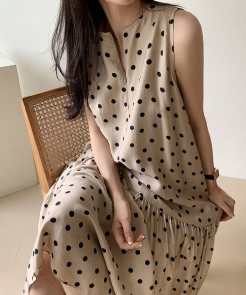 FAVORITO(ファヴォリート)の「ドット柄ロングワンピース(ワンピース・レディース・ベージュ/ブラック・F)」の1枚目の写真