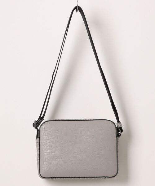 MICHAEL KORS(マイケルコース)の「COOPER ぺブルレザー フラップ カメラバッグ ミディアム - MKシグネチャー(ショルダーバッグ・メンズ・グレー系・FREE)」の2枚目の写真