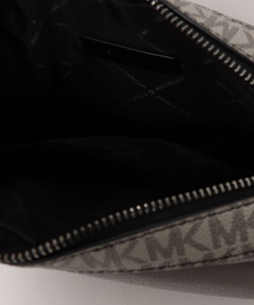MICHAEL KORS(マイケルコース)の「COOPER ぺブルレザー フラップ カメラバッグ ミディアム - MKシグネチャー(ショルダーバッグ・メンズ・グレー系・FREE)」の4枚目の写真