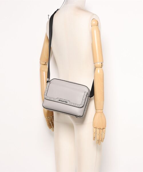 MICHAEL KORS(マイケルコース)の「COOPER ぺブルレザー フラップ カメラバッグ ミディアム - MKシグネチャー(ショルダーバッグ・メンズ・グレー系・FREE)」の5枚目の写真