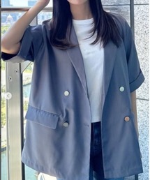 程よい落ち感と 銀ボタンが映える。大人のこなれ感を演出する 半袖ジャケット