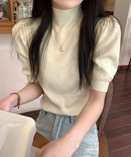 AMAJI(アマジ)の「ハイネック パフスリーブ 半袖ニット(ニット/セーター・レディース・グリーン/ブラック/ホワイト/ベージュ・FREE)」の3枚目の写真