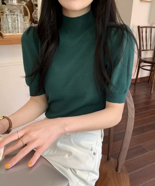 AMAJI(アマジ)の「ハイネック パフスリーブ 半袖ニット(ニット/セーター・レディース・グリーン/ブラック/ホワイト/ベージュ・FREE)」の4枚目の写真