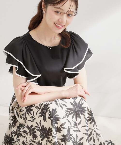 couture brooch(クチュールブローチ)の「60シルラッフルフレアスリーブ(Tシャツ/カットソー・レディース・ホワイト系7/ブラック系4/サックスブルー系4・42)」の2枚目の写真