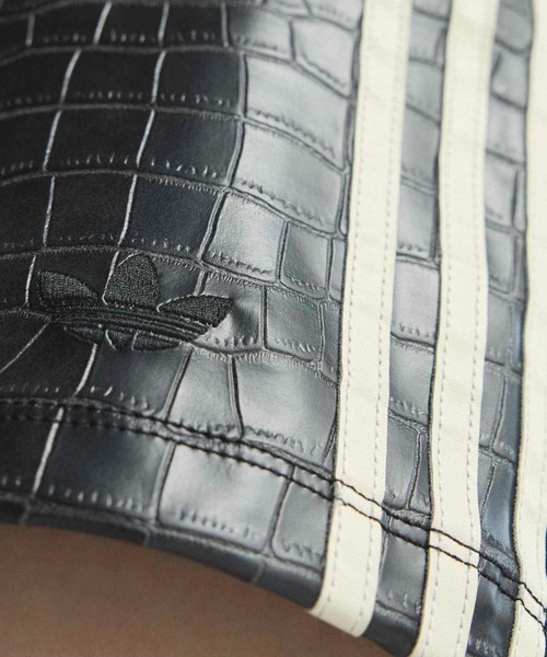 adidas（アディダス）の「プレザー ミニ スカート / アディダスオリジナルス adidas Originals（スカート・レディース・ブラック・XX-LARGE/X-LARGE/X-SMALL/MEDIUM/SMALL/LARGE）」の2枚目の写真