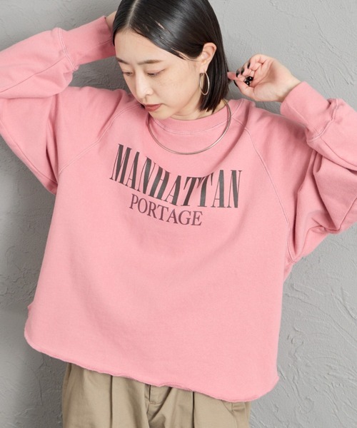 Manhattan Portage（マンハッタンポーテージ）の「[MANHATTAN PORTAGE/マンハッタンポーテージ] 別注 ロゴプリント ショート丈カットオフスウェット（スウェット・レディース・ブルー/ネイビー/アイボリー/ピンク・F）」の4枚目の写真