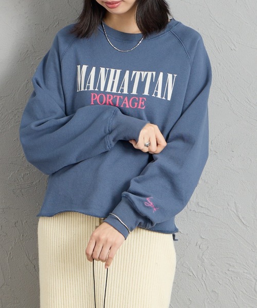 Manhattan Portage（マンハッタンポーテージ）の「[MANHATTAN PORTAGE/マンハッタンポーテージ] 別注 ロゴプリント ショート丈カットオフスウェット（スウェット・レディース・ブルー/ネイビー/アイボリー/ピンク・F）」の3枚目の写真