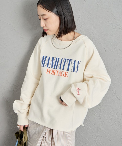 Manhattan Portage（マンハッタンポーテージ）の「[MANHATTAN PORTAGE/マンハッタンポーテージ] 別注 ロゴプリント ショート丈カットオフスウェット（スウェット・レディース・ブルー/ネイビー/アイボリー/ピンク・F）」の2枚目の写真