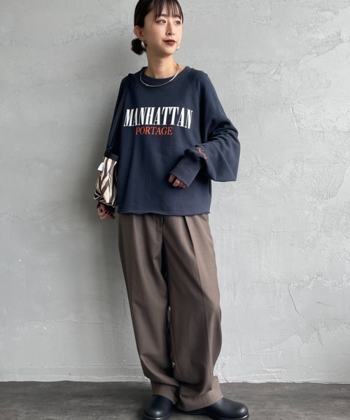Manhattan Portage（マンハッタンポーテージ）の「[MANHATTAN PORTAGE/マンハッタンポーテージ] 別注 ロゴプリント ショート丈カットオフスウェット（スウェット・レディース・ブルー/ネイビー/アイボリー/ピンク・F）」の11枚目の写真