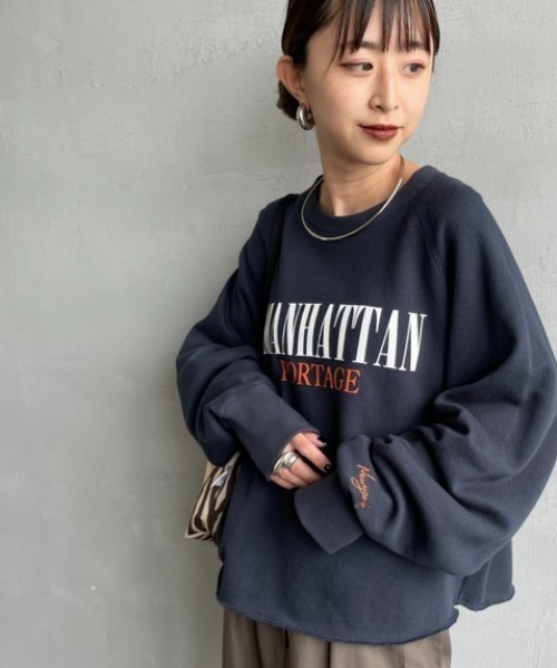 Manhattan Portage（マンハッタンポーテージ）の「[MANHATTAN PORTAGE/マンハッタンポーテージ] 別注 ロゴプリント ショート丈カットオフスウェット（スウェット・レディース・ブルー/ネイビー/アイボリー/ピンク・F）」の7枚目の写真