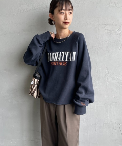 Manhattan Portage（マンハッタンポーテージ）の「[MANHATTAN PORTAGE/マンハッタンポーテージ] 別注 ロゴプリント ショート丈カットオフスウェット（スウェット・レディース・ブルー/ネイビー/アイボリー/ピンク・F）」の8枚目の写真
