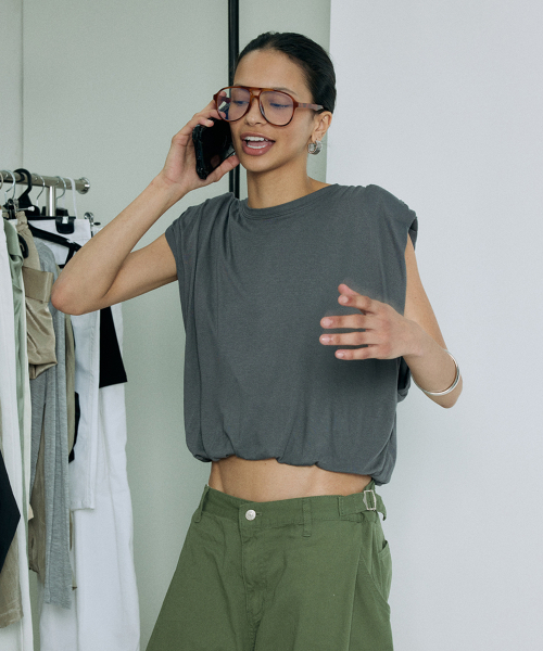 PROJECT WAVE(プロジェクトウェーブ)の「Shirred Pad Top (4COLOR)(Tシャツ/カットソー・レディース・ダークグレー/ブラック/Beige/アイボリー・FREE)」の5枚目の写真