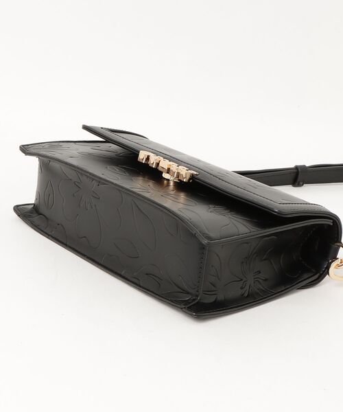 Guess(ゲス)の「FARRAH Top Handle Crossbody ショルダーバッグ(ショルダーバッグ・レディース・ブラック・ONE SIZE)」の11枚目の写真