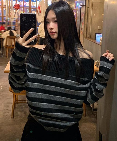 AsheKsha(アシクシャ)の「オフショルダー ボーダーニット ゆったりシルエット 秋冬レディーストップス(ニット/セーター・レディース・ブラック・M)」の2枚目の写真