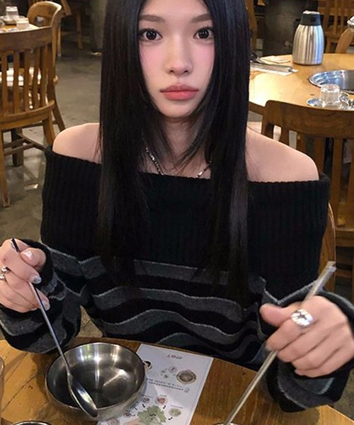 AsheKsha(アシクシャ)の「オフショルダー ボーダーニット ゆったりシルエット 秋冬レディーストップス(ニット/セーター・レディース・ブラック・M)」の3枚目の写真