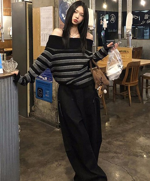 AsheKsha(アシクシャ)の「オフショルダー ボーダーニット ゆったりシルエット 秋冬レディーストップス(ニット/セーター・レディース・ブラック・M)」の4枚目の写真