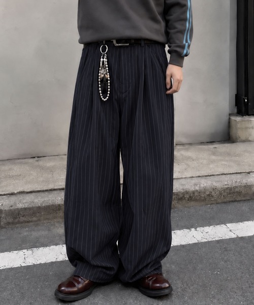 SPINNS(スピンズ)の「2タックピンストライプカーブワイドスラックスパンツ/テーラード素材(その他パンツ・メンズ・ブラック/ネイビー/チャコール・L/M)」の3枚目の写真