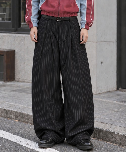 SPINNS(スピンズ)の「2タックピンストライプカーブワイドスラックスパンツ/テーラード素材(その他パンツ・メンズ・ブラック/ネイビー/チャコール・L/M)」の1枚目の写真