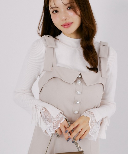 tocco closet(トッコ クローゼット)の「リボン付き袖口レース切り替えフレアスリーブハイネックリブニットプルオーバー(ニット/セーター・レディース・オフホワイト/ブラック・M)」の1枚目の写真