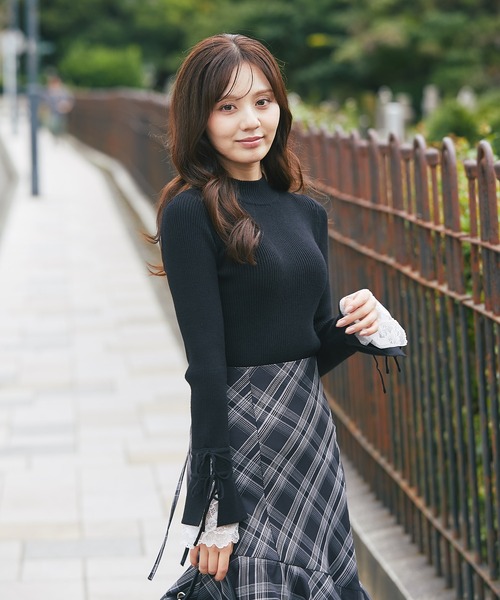 tocco closet(トッコ クローゼット)の「リボン付き袖口レース切り替えフレアスリーブハイネックリブニットプルオーバー(ニット/セーター・レディース・オフホワイト/ブラック・M)」の14枚目の写真
