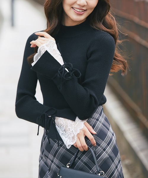 tocco closet(トッコ クローゼット)の「リボン付き袖口レース切り替えフレアスリーブハイネックリブニットプルオーバー(ニット/セーター・レディース・オフホワイト/ブラック・M)」の13枚目の写真