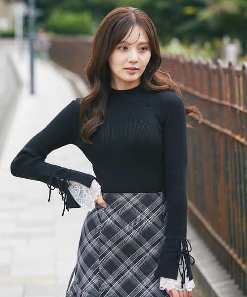 tocco closet(トッコ クローゼット)の「リボン付き袖口レース切り替えフレアスリーブハイネックリブニットプルオーバー(ニット/セーター・レディース・オフホワイト/ブラック・M)」の12枚目の写真